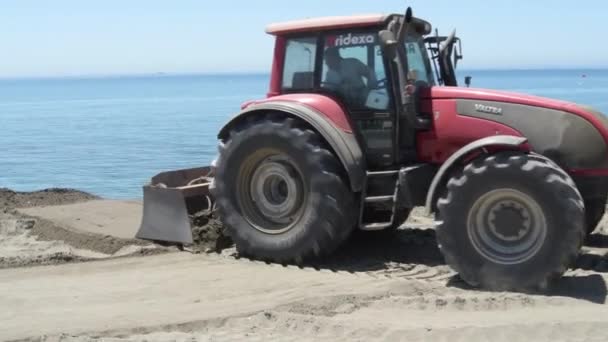 Máquina Tractora Nivelando Arena Obras Regeneración Playas — Vídeo de stock