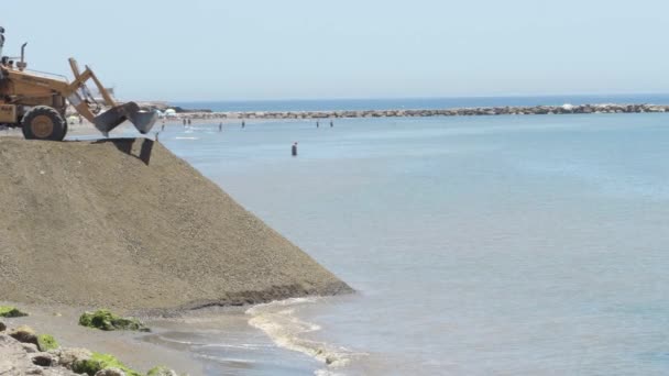 海滩更新工程中的挖掘机喷砂 — 图库视频影像