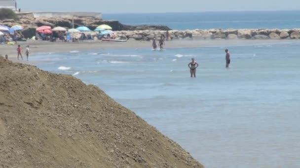 Máquina Escavadora Depositando Areia Uma Praia Dia Verão — Vídeo de Stock