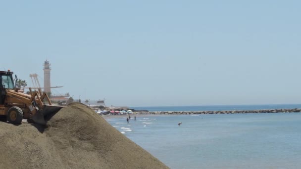 Экскаватор Перемещает Песок Работах Восстановлению Пляжей — стоковое видео