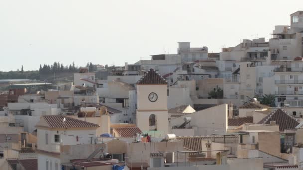 Günbatımında Endülüs Kasabasının Kilise Beyaz Evleri Algarrobo Spanya — Stok video