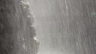 Taştan bir çeşmeye düşen yağmur gibi.