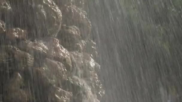 Agua Cayendo Como Lluvia Con Fuerza Una Fuente Piedra — Vídeo de stock