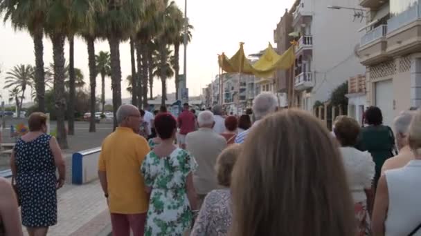 Toegewijde Mensen Die Corpus Christi Processie Volgen Een Andalusisch Dorp — Stockvideo