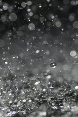 Su damlaları su birikintisine atlıyor.