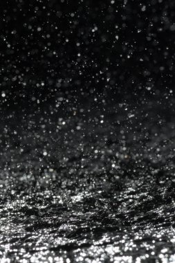 Su birikintisine düşen yağmur damlaları