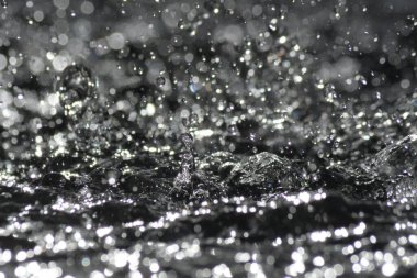 Su damlaları suya güç katıyor.