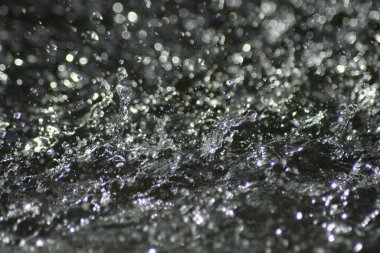 Damlalar su sıçrıyor ve zıplıyor.