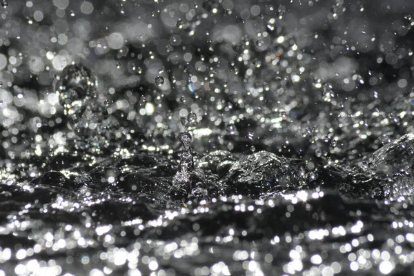 Su damlaları suya güç katıyor.