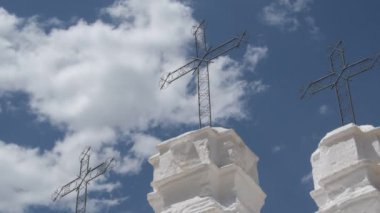 Papaz mihrabında üç haç ve bulutlar geçiyor, Monda, Malaga, İspanya