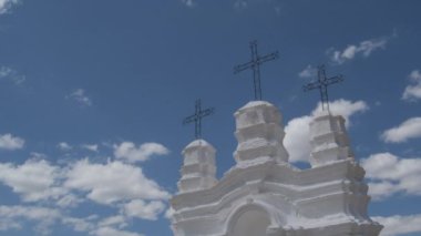 Papaz mihrabında üç haç Güneşli bir gün ve bulutlar geçiyor