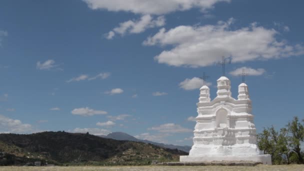 Ołtarz Wikariusza Pomnik Religijny Słoneczny Dzień Chmurami Monda Malaga Hiszpania — Wideo stockowe