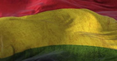 Yaşlı Bolivya bayrağı rüzgara karşı sallanıyor. Döngü