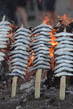 Barbeküde tipik sardalya espetosu.