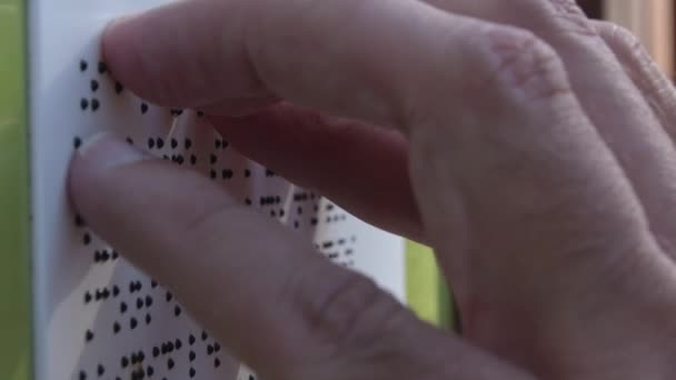 Het Lezen Van Een Braille Tekst Een Teken — Stockvideo