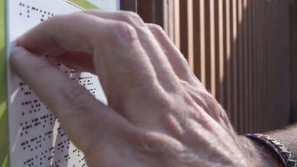Δάχτυλα Ανάγνωση Ενός Κειμένου Braille Μια Πινακίδα Εξωτερική — Αρχείο Βίντεο