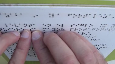 Braille metni okuyan parmaklar