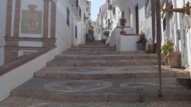 Endülüs beyaz sokağı güneşli bir akşam, Frigiliana, İspanya. Eğil