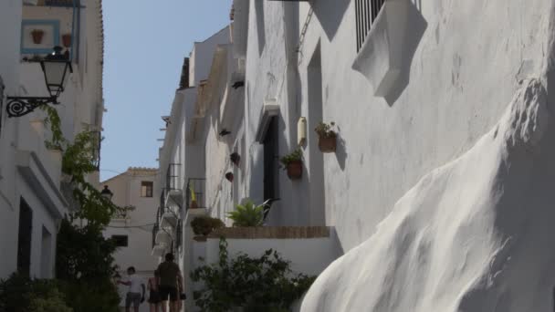 Rua Branca Andaluza Dia Ensolarado Com Pessoas Caminhando Frigiliana Espanha — Vídeo de Stock