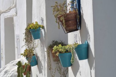 Tipik bir Endülüs evinin kapısındaki tencereler, Frigiliana, İspanya