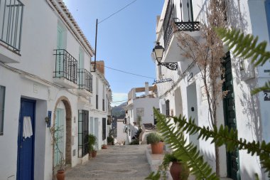 Tipik beyaz Endülüs caddesi, Frigiliana, İspanya