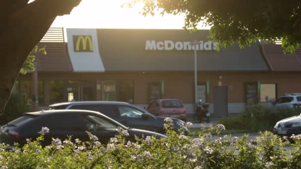 Ресторан Mcdonald Закате Велес Малага Испания — стоковое видео