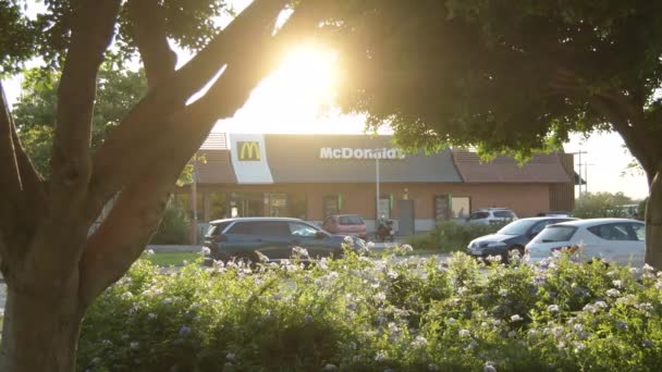 Mcdonald Restaurant Facade Sunset — ストック動画