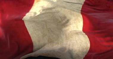 Yaşlı Peru bayrağı rüzgara el sallıyor. Döngü