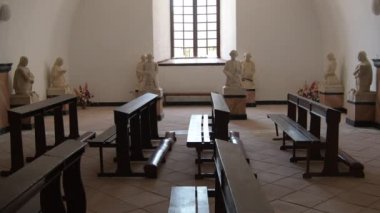 Galvez ailesinin tanıdık panteondaki heykelleri, Macharaviaya, İspanya. Eğil
