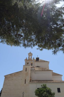 Güneşli bir günde San Jacinto Kilisesi, Macharaviaya, İspanya