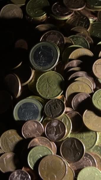 Χρησιμοποιημένα Κέρματα Ευρώ Που Γυρίζουν Κατακόρυφα — Αρχείο Βίντεο