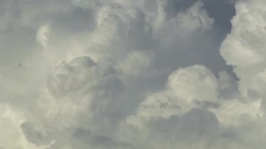 Gökyüzünde bulutlar oluşuyor. Zaman Süreleri