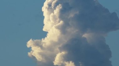 Mavi gökyüzünde bulut oluşuyor. Zaman Süreleri