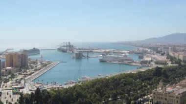 Gibralfaro 'dan Malaga limanı güneşli bir gün, Malaga, İspanya