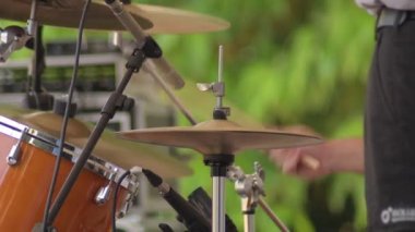 Rock vurmalı çalgıcı bir konser sırasında sahnede bateri çalıyor.