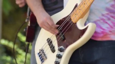 Rock gitarı konserde çalıyor.