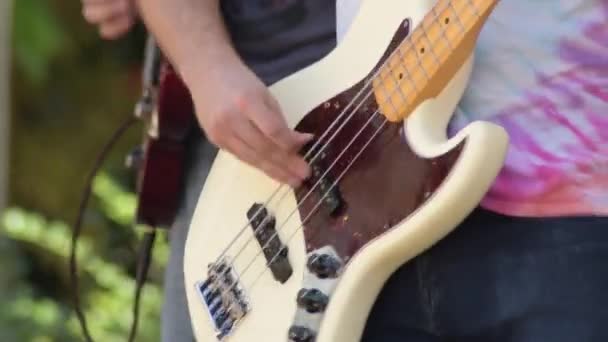 Rock Bas Gitaar Spelen Een Concert — Stockvideo