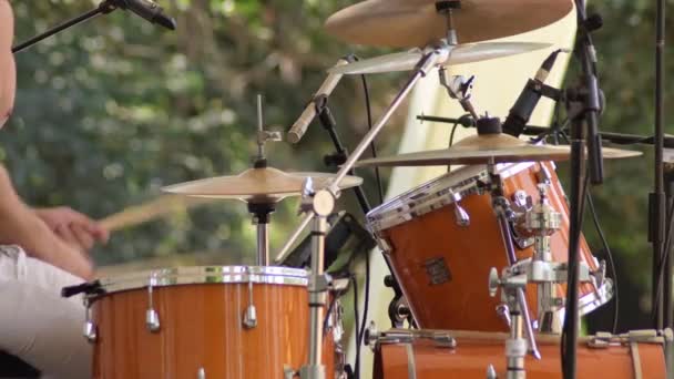 Percussionista Tocando Bateria Tambor Palco — Vídeo de Stock