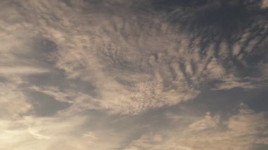 Mavi gökyüzündeki bulutlar hareket ediyor. Zaman Süreleri