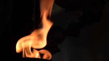 Kazanda ateş yanıyor.