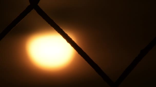 日没時に太陽が沈むワイヤーフェンス 時間の経過 — ストック動画