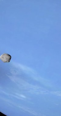Proteus uydusu, Neptün gezegeninin uydusu. 4K Dikey