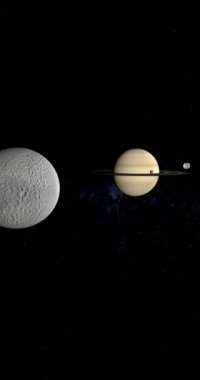 Tethys, Mimas ve Enceladus Satürn gezegeninin yörüngesinde. 4K Dikey