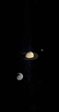 Tethys, Mimas ve Enceladus Satürn gezegeninin yörüngesinde. Dikey 4K