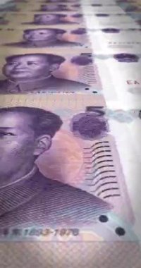 Beş Renminbi Çinlisinin banknotları, nakit para, döngü. 4K Dikey
