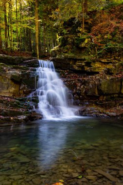 Karpat dağlarındaki kanyon arasında güzel bir şelale. Manyavsky Şelalesi. 