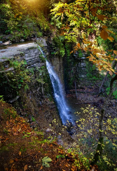 Bella Cascata Tra Canyon Tra Montagne Dei Carpazi Cascata Manyavsky — Foto Stock