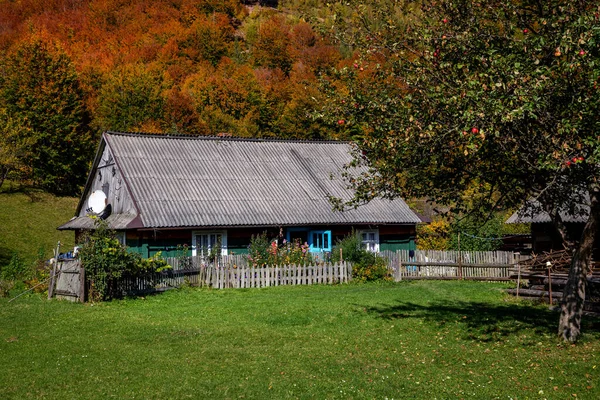 Деревянный Дом Туристов Осенью Карпатах — стоковое фото