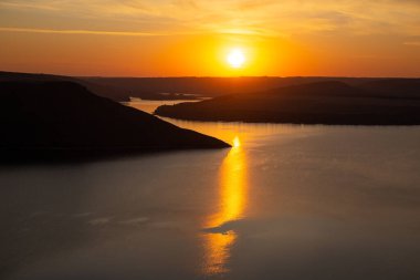 Dinyester nehrinin üzerinde gün batımı. Sonbahar akşamında Bakota Körfezi. 