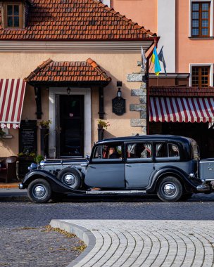 Ukrayna. Kamianets-Podilskyi. 21 Ekim 2021. Güz şehrinin sokaklarında Retro arabalar. 